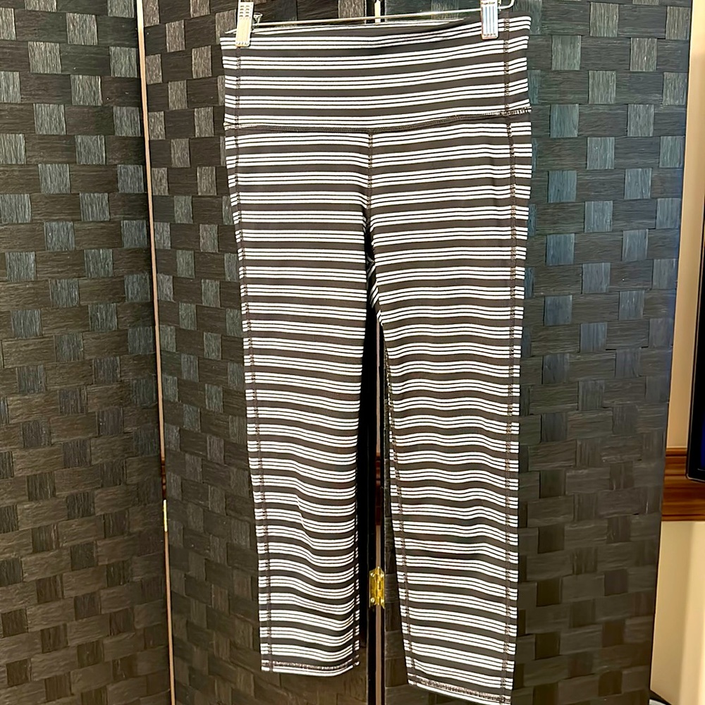 Athleta women’s SZ S stripped calf length leggings.